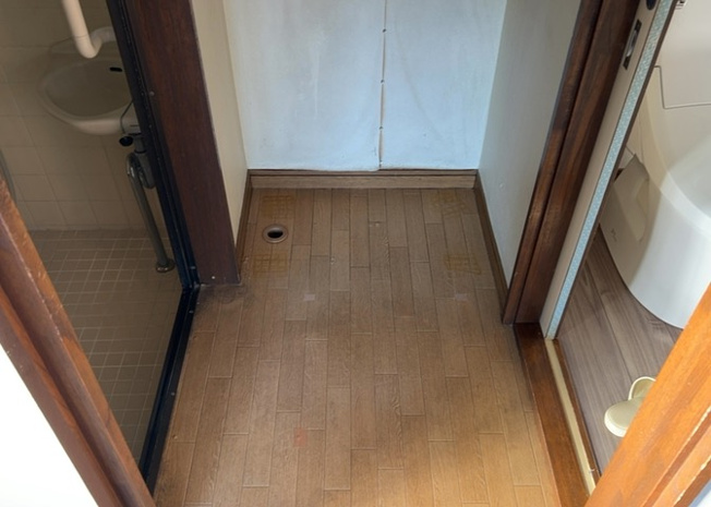 【脱衣所】 | 多くの戸建て住宅で見かける洗面脱衣所は、洗面台と洗濯機が2畳ほどのスペースに並べられていて、洗面所が脱衣所を兼ね備えている間取りが一般的です。お客様が利用することもある、パブリックな空間でもあります。