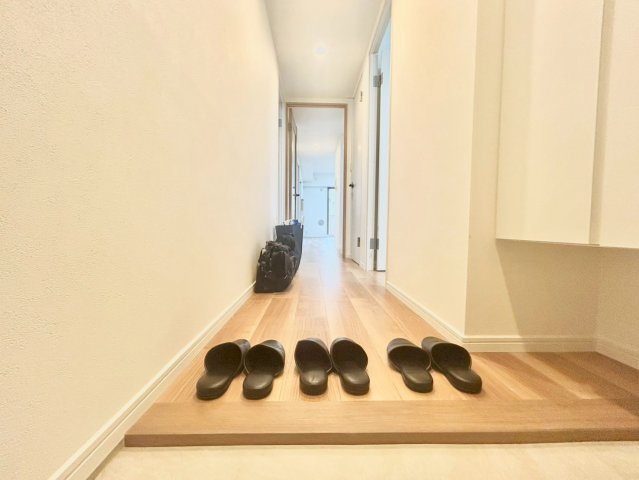 クレッセント下丸子Ⅳの玄関|玄関横にはシューズボックスがついているため、片付いた玄関がキープできます！

現地ご見学希望・資料請求などお気軽にお問い合わせ下さい！
03-5990-5201