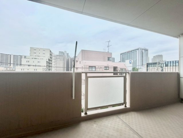 クレッセント下丸子Ⅳのバルコニー|大きな空に包まれて、太陽の光をたっぷりと浴びながら過ごす毎日は、自然と家族の笑顔で溢れます。

現地ご見学希望・資料請求などお気軽にお問い合わせ下さい！
03-5990-5201