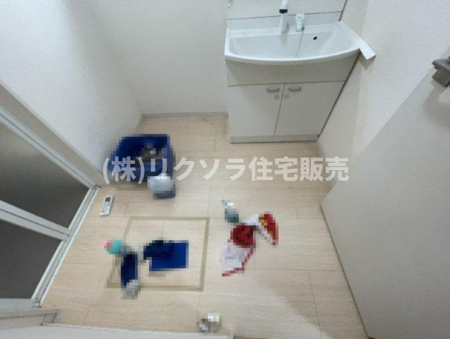 東香里新町　中古一戸建ての脱衣所|床下収納付き
■物件内覧・資金計画相談・住宅ローン相談、リフォーム相談、お問合せ受付中■
※当日・翌日のご内覧、ご相談はお電話でのお問合せがスムーズです！