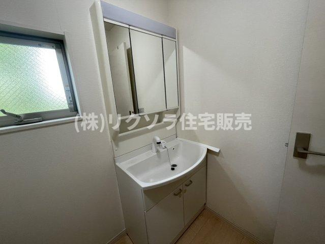 東香里新町　中古一戸建ての独立洗面台|三面鏡付き独立洗面台
■物件内覧・資金計画相談・住宅ローン相談、リフォーム相談、お問合せ受付中■
※当日・翌日のご内覧、ご相談はお電話でのお問合せがスムーズです！