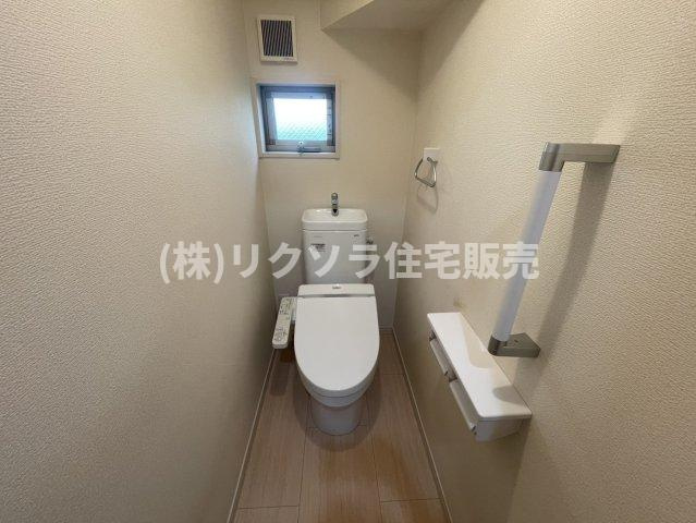 東香里新町　中古一戸建てのトイレ|1階　温水洗浄便座付き
■物件内覧・資金計画相談・住宅ローン相談、リフォーム相談、お問合せ受付中■
※当日・翌日のご内覧、ご相談はお電話でのお問合せがスムーズです！