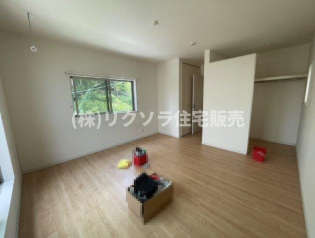 東香里新町　中古一戸建ての子供部屋|洋室8.75帖
■物件内覧・資金計画相談・住宅ローン相談、リフォーム相談、お問合せ受付中■
※当日・翌日のご内覧、ご相談はお電話でのお問合せがスムーズです！