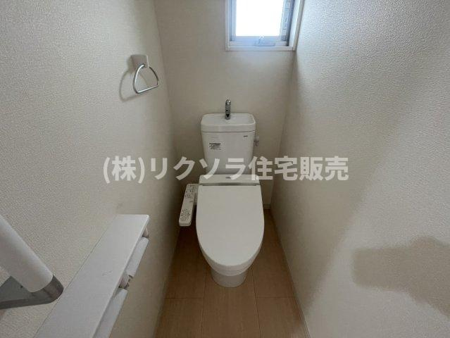 東香里新町　中古一戸建ての設備|2階　トイレ　温水洗浄便座付き
■物件内覧・資金計画相談・住宅ローン相談、リフォーム相談、お問合せ受付中■
※当日・翌日のご内覧、ご相談はお電話でのお問合せがスムーズです！