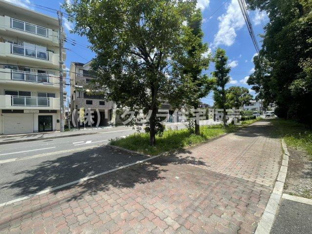 東香里新町　中古一戸建ての前面道路含む現地写真|■物件内覧・資金計画相談・住宅ローン相談、リフォーム相談、お問合せ受付中■
※当日・翌日のご内覧、ご相談はお電話でのお問合せがスムーズです！
