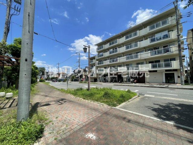 東香里新町　中古一戸建ての前面道路含む現地写真|■物件内覧・資金計画相談・住宅ローン相談、リフォーム相談、お問合せ受付中■
※当日・翌日のご内覧、ご相談はお電話でのお問合せがスムーズです！
