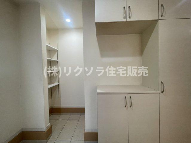 東香里新町　中古一戸建ての収納|シューズインクローゼット・シューズボックス
■物件内覧・資金計画相談・住宅ローン相談、リフォーム相談、お問合せ受付中■
※当日・翌日のご内覧、ご相談はお電話でのお問合せがスムーズです！