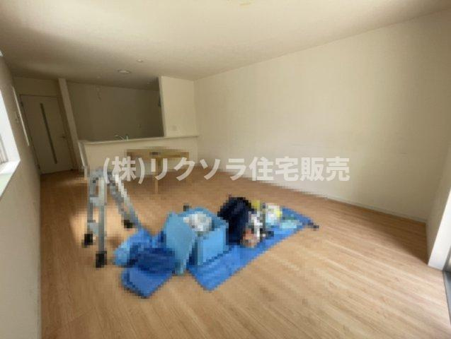 東香里新町　中古一戸建ての居間・リビング|LDK16.0帖
■物件内覧・資金計画相談・住宅ローン相談、リフォーム相談、お問合せ受付中■
※当日・翌日のご内覧、ご相談はお電話でのお問合せがスムーズです！