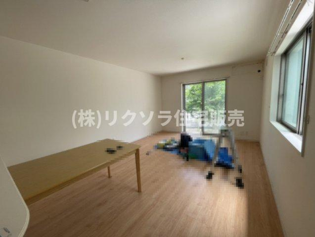 東香里新町　中古一戸建ての居間・リビング|LDK16.0帖
■物件内覧・資金計画相談・住宅ローン相談、リフォーム相談、お問合せ受付中■
※当日・翌日のご内覧、ご相談はお電話でのお問合せがスムーズです！