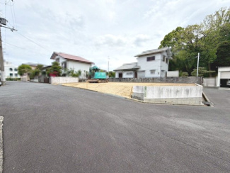 【前面道路含む現地写真】 | 大野台４丁目　新築分譲住宅　全２区画 | ２面採光のお部屋もございます♪明るく風通しの良い快適な室内に気分も自然と明るくなりますね！家族の笑顔も増えそうです♪