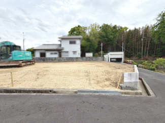 【外観】 | 大野台４丁目　新築分譲住宅　全２区画 | 【３口コンロのシステムキッチンです】対面式を採用したキッチンですので、リビングで寛ぐご家族をいつも感じられます！会話を楽しみながら家事ができますね♪