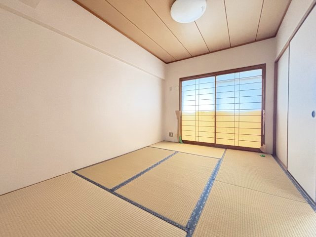 朝日プラザシティ南大和イーストウィングの和室|和室6帖　広いバルコニーに面しています。