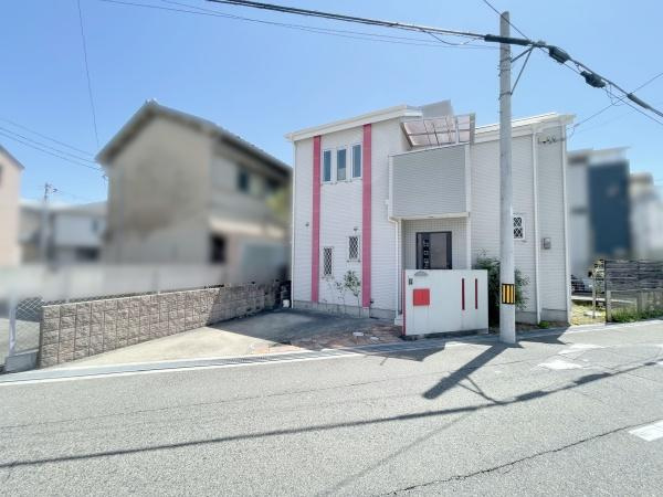 【前面道路含む現地写真】 | 低層の一戸建てを中心とした街並みが整然と続き、周辺は高い建物が建っていないので、採光や開放性に恵まれる環境です。