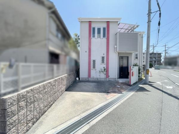 【駐車場】 | お車の出し入れが苦手なママや小さなお子様にも安心ですね。しっかり舗装もされているので、ベビーカーや自転車で通っても快適に通行できます。