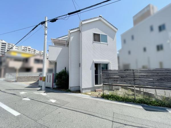 【前面道路含む現地写真】 | 大阪メトロ御堂筋線が徒歩圏内！各方面アクセスがいい住居は日々の生活を助けてくれますね。
