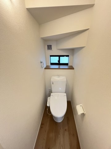 【トイレ】 | 那珂川市片縄東1丁目4期　1号棟（全1棟）【仲介手数料無料・0円】 | 現地写真。1階のトイレです。