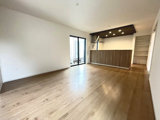 【居間・リビング】 | 那珂川市片縄東1丁目4期　1号棟（全1棟）【仲介手数料無料・0円】 | 現地写真。