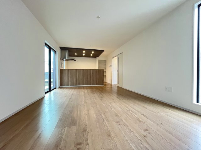 【居間・リビング】 | 那珂川市片縄東1丁目4期　1号棟（全1棟）【仲介手数料無料・0円】 | 現地写真。