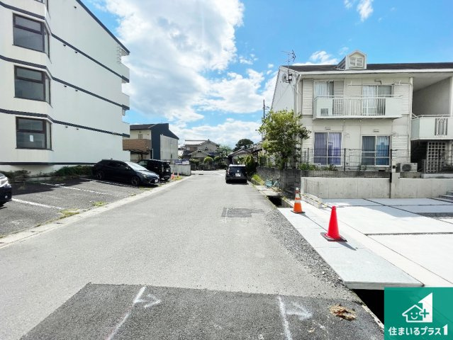 ★京田辺市三山木野神　第1期　新築一戸建ての前面道路含む現地写真|周辺は閑静な住宅街！前面道路広々で車の出し入れも便利です。駐車が苦手な方でも安心して車庫入れできます！