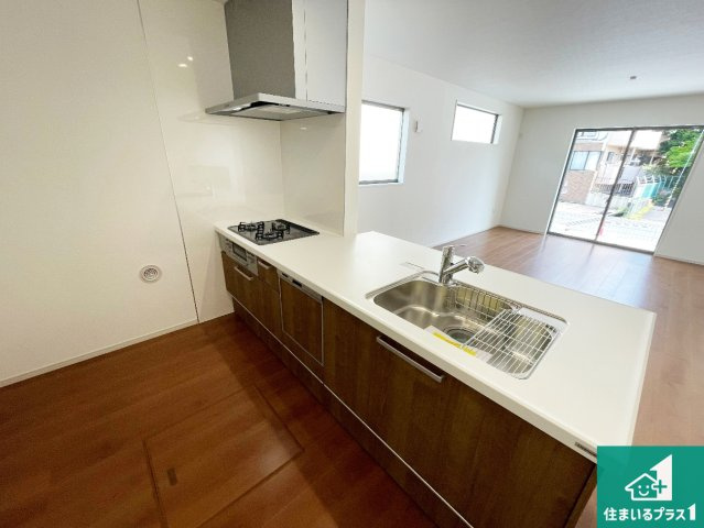 ★京田辺市三山木野神　第1期　新築一戸建てのキッチン|リビングと統一感があり、使い勝手のいいキッチン。広々としているので、二人並んで作業が出来ちゃいます。お子様と一緒に色々なお料理に挑戦できるスペースがあります。