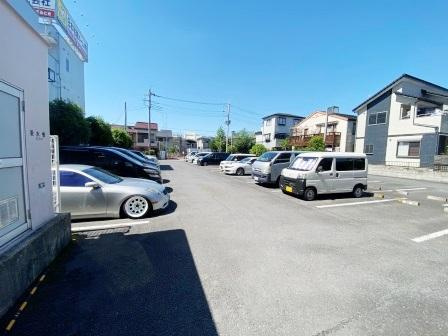 ルクソル浦和の駐車場