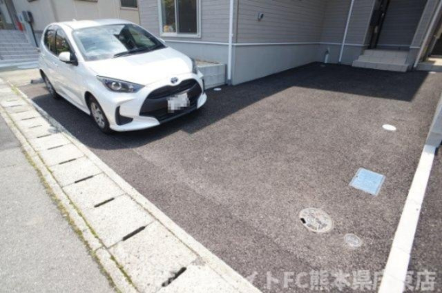 クレイドルガーデン熊本市東区八反田第６－２号棟の駐車場