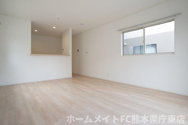 クレイドルガーデン熊本市東区八反田第６－２号棟の居間・リビング