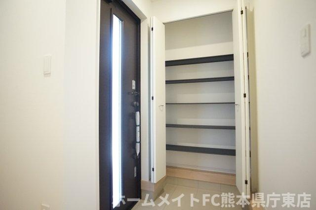 クレイドルガーデン熊本市東区八反田第６－２号棟の玄関