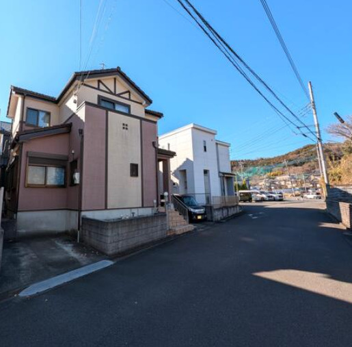 厚木市愛名　中古戸建の前面道路含む現地写真