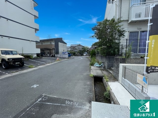 京田辺市三山木野神　第1期　新築一戸建ての前面道路含む現地写真|周辺は閑静な住宅街！前面道路広々で車の出し入れも便利です。駐車が苦手な方でも安心して車庫入れできます！