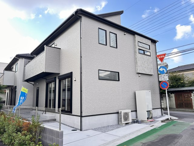 【ブルーミングガーデン】宇都宮市清住3丁目 第2 全2棟の外観|〇2号棟【3（4）LDK+WIC+カースペース2台】
帰宅後すぐの手洗いが習慣になる「お帰り動線」。ゲストもプライベートなリビングを見られずに洗面台を案内できて安心です。
※2026年9月撮影