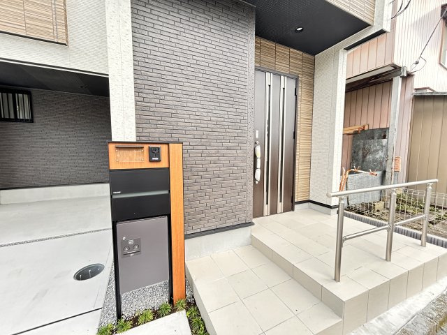 【ブルーミングガーデン】宇都宮市清住3丁目 第2 全2棟の玄関|〇1号棟　玄関ポーチ〇
モニター付きインターホンで不審者の侵入や空き巣を抑止！
さらに宅配ボックスがあれば、対面せず荷物を受け取れるため、お子様の留守番時など防犯面で安心です♪
※2026年9月撮影