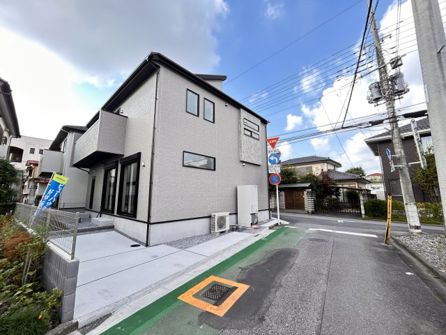 【ブルーミングガーデン】宇都宮市清住3丁目 第2 全2棟の前面道路含む現地写真|〇2号棟〇
陽当たり・風通しともに良好な角地の新築住宅！
開放感のある立地で、毎日の暮らしが明るく快適に♪
外観も映える、特別な一邸です☆
※2026年9月撮影