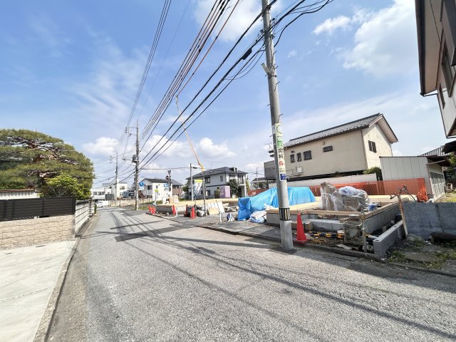 【ブルーミングガーデン】宇都宮市清住3丁目 第2 全2棟の前面道路含む現地写真|〇分譲地〇
前面道路はゆとりの4.9ｍ幅。
車の出し入れもスムーズで、来客時も安心♪
開放感のある街並みに、暮らしやすさが広がります！
※2026年4月撮影