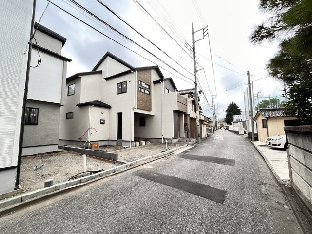 【ブルーミングガーデン】宇都宮市清住3丁目 第2 全2棟の前面道路含む現地写真|〇分譲地〇
前面道路はゆとりの4.9ｍ幅。
車の出し入れもスムーズで、来客時も安心♪
開放感のある街並みに、暮らしやすさが広がります！
※2026年4月撮影