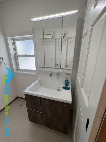 藤沢市遠藤　中古戸建　全１棟の独立洗面台|朝の支度にも助かる、独立の洗髪洗面化粧台