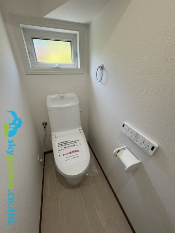 藤沢市遠藤　中古戸建　全１棟のトイレ|清潔感のあるトイレです