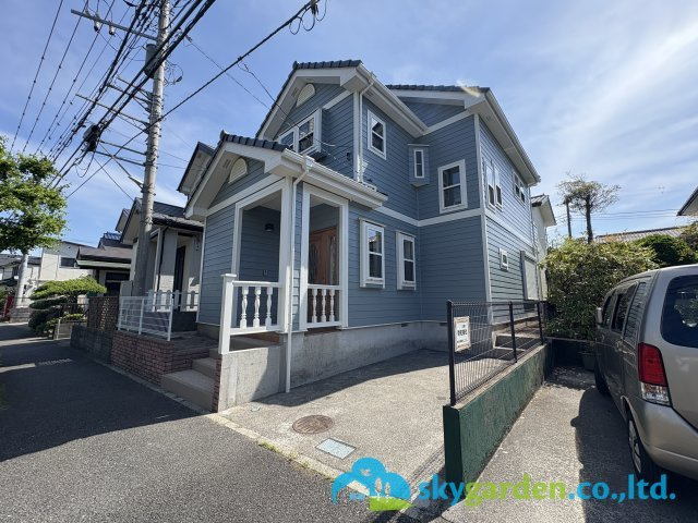 藤沢市遠藤　中古戸建　全１棟の外観|歩道のある道路に面しています