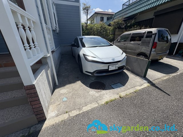 藤沢市遠藤　中古戸建　全１棟の駐車場|ゆったりとした駐車スペースです