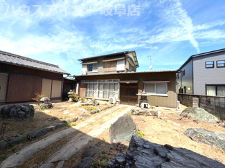 【外観】 | 笠松町長池！倉庫付き中古住宅！前面道路挟んで約66坪の土地付き！敷地面積合計304坪！ | 笠松町長池！倉庫付き中古住宅！前面道路挟んで約66坪の土地付き！敷地面積合計304坪！