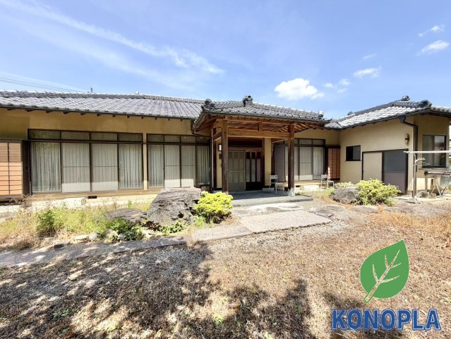 【中古戸建】足利市五十部町の外観|■外観｜平屋建ては、階段を使わないで生活できるので「おうちの中で階段の上り下りがつらい」なんてことがなく、【ここで永く暮らす】ことが楽しくイメージわきます。