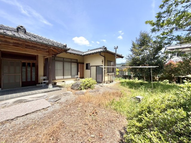 【中古戸建】足利市五十部町の外観|■外観｜生活がワンフロアで完結する平屋は、家族と顔を合わせる機会が増えるため、お互いの様子がよくわかるようになります。