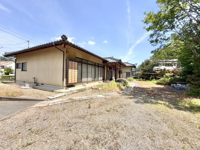 【中古戸建】足利市五十部町の外観|■外観｜すべての空間が地面に近い平屋は、屋外に出やすく、窓から外の景色や緑を取り込めば自然を身近に感じられる住まいになります♪