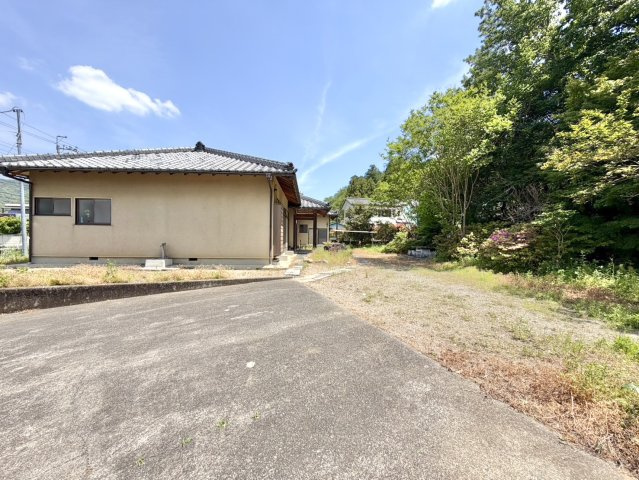 【中古戸建】足利市五十部町の外観|■外観｜外構や植栽の計画次第で、リゾートのような非日常間のある空間づくりも可能です♪