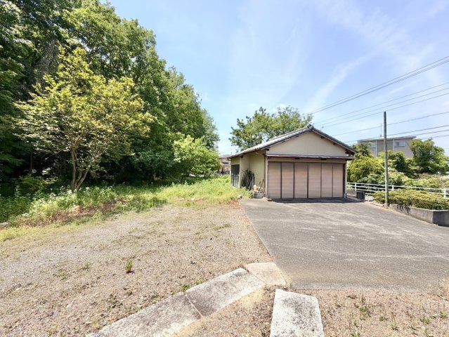 【中古戸建】足利市五十部町の外観|■外観｜シャッター付き車庫は大切な愛車を雨風や紫外線からしっかりと守ります。外からの視線を遮ることができ、防犯性も高く安心です♪