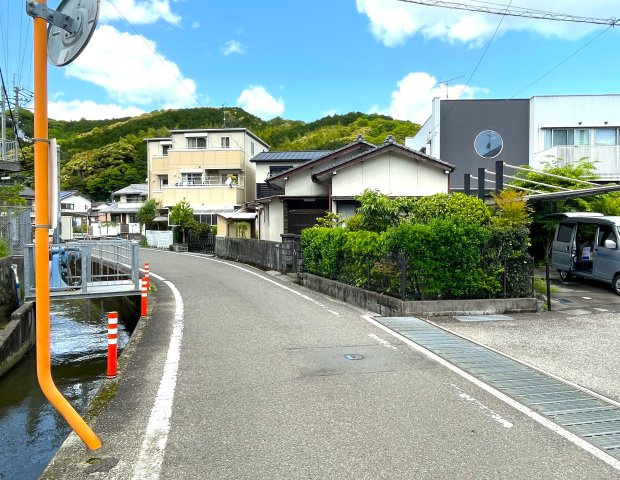朝倉丙　土地の前面道路含む現地写真|前面道路の西側は水路です。