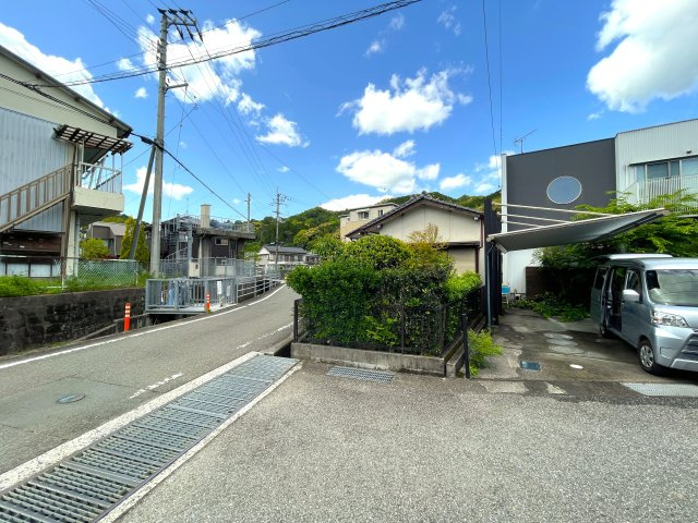 朝倉丙　土地の前面道路含む現地写真|敷地南側も道路に面しています。