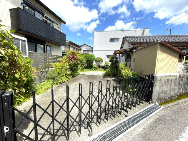 朝倉丙　土地の外観|現況は建物北側に駐車スペースがあります。