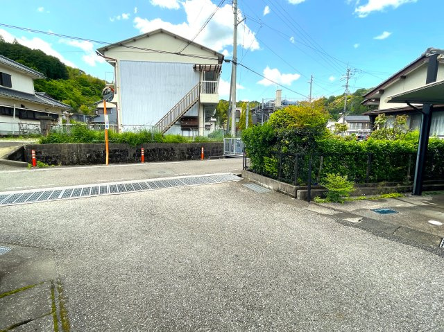 朝倉丙　土地の前面道路含む現地写真|南側道路は幅員約４ｍです。
