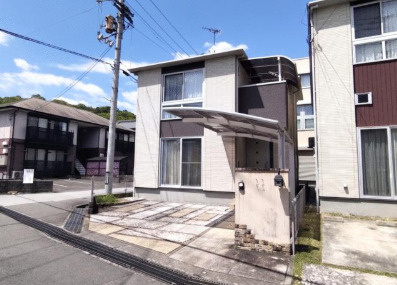 【潮江小学校まで徒歩2分】高知市塩屋崎町2丁目　中古一戸建ての外観|便利なカーポート付き！雨の日でもお車の乗り降りがスムーズです。